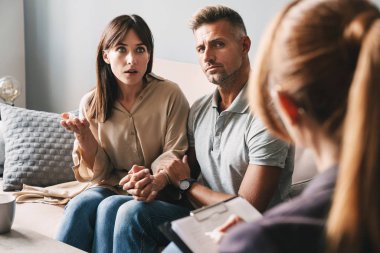 Odada terapi seansı hakkında psikologla sohbet edebildiğimiz şaşkın beyaz çiftin fotoğrafı