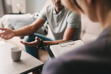 Odada psikologla sohbet eden beyaz adamın fotoğrafı kırpılmış