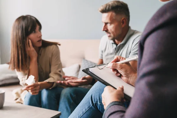 Foto de pareja enojada irritada conversando con psicólogo sobre la sesión de terapia en la habitación — Foto de Stock