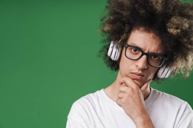 Afro saç modeli başını propping ve kulaklık kullanarak genç adam kuluçka Fotoğraf closeup