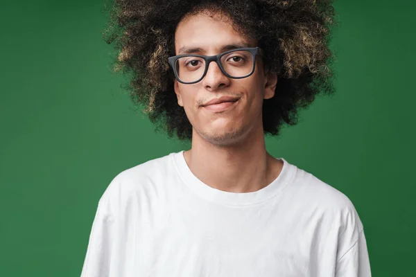 Ritratto primo piano di giovane uomo sorridente con acconciatura afro guardando la macchina fotografica — Foto Stock