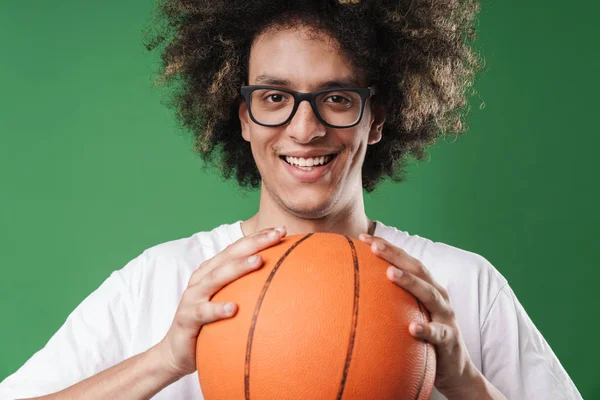 Ritratto primo piano di giovane uomo felice con acconciatura afro che tiene il basket e guarda la fotocamera — Foto Stock