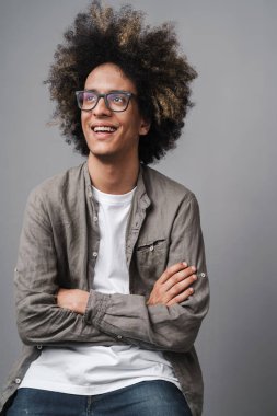 Sandalyede otururken kenara bakarak kolları çapraz gülen kafkas adam fotoğrafı