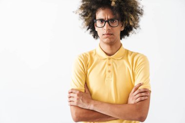 Ciddi genç kıvırcık adam beyaz arka plan görünümlü kamera üzerinde izole.