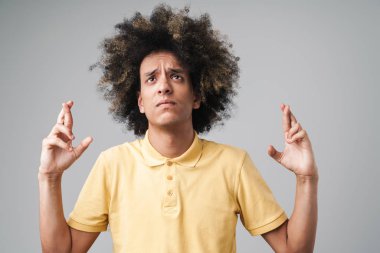 Afro saç modeli kaşlarını çatma ve ciddi kafkas adam fotoğrafı 