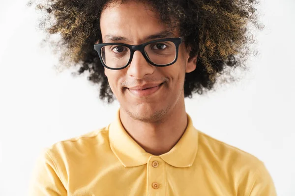 Tevreden positieve jonge krullend man geïsoleerd over witte achtergrond. — Stockfoto