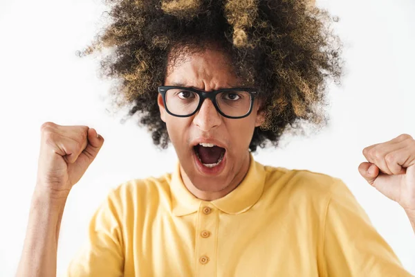 Foto de hombre caucásico emocional con peinado afro gritando un — Foto de Stock