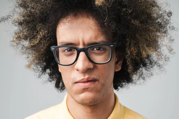Foto de homem caucasiano ansioso com penteado afro vestindo óculos — Fotografia de Stock