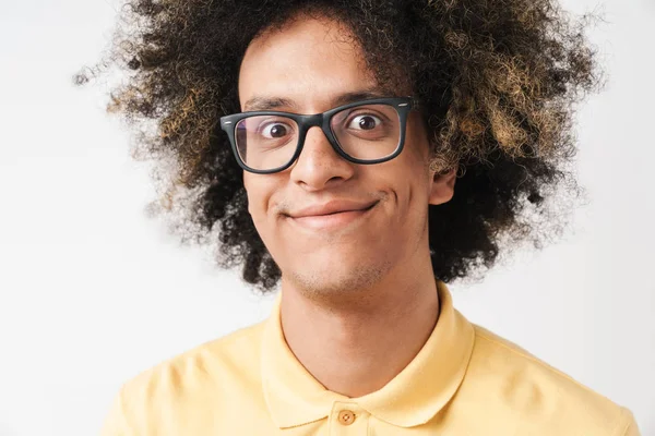 Foto do homem caucasiano satisfeito com penteado afro vestindo óculos — Fotografia de Stock