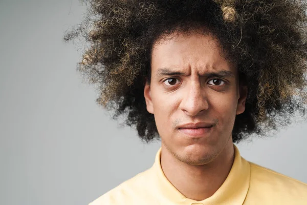 Foto close-up van bekrompen Kaukasische man met Afro kapsel frons — Stockfoto