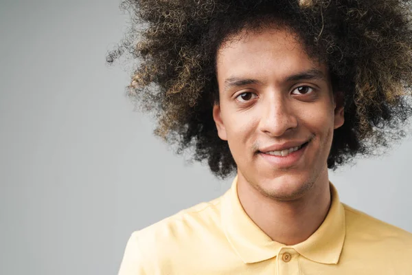 Photo of optimistic caucasian man with afro hairstyle looking an — Stock Photo, Image