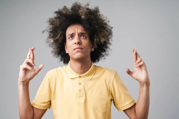 Foto van serieuze blanke man met Afro kapsel en — Stockfoto