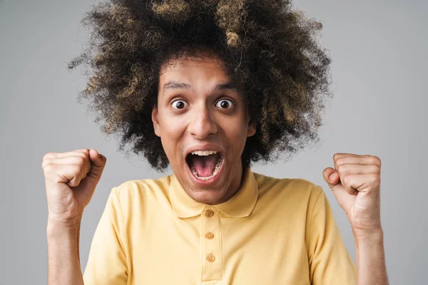 Foto de hombre caucásico emocional con peinado afro gritando un —  Fotos de Stock
