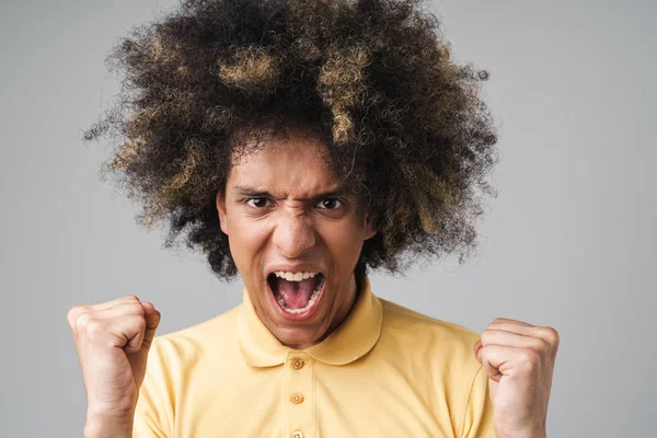 Foto de hombre caucásico excitado con peinado afro gritando y —  Fotos de Stock