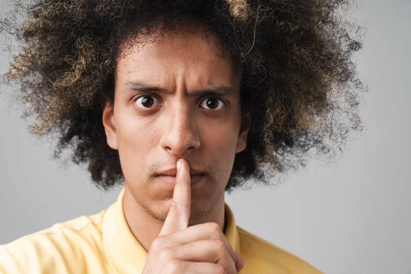 Photo closeup of tense caucasian man with afro hairstyle frownin — Stock Photo, Image