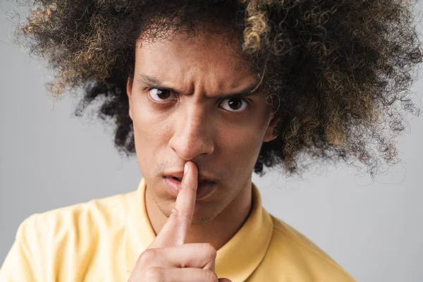 Photo closeup of angry caucasian man with afro hairstyle frownin — Stock Photo, Image