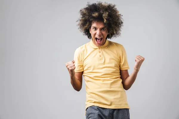 Foto de homem branco satisfeito com penteado afro gritando um — Fotografia de Stock