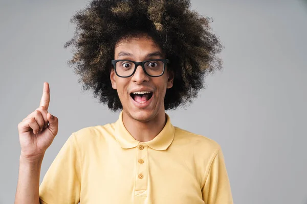 Foto van opgewonden blanke man met Afro kapsel dragen van brillen — Stockfoto