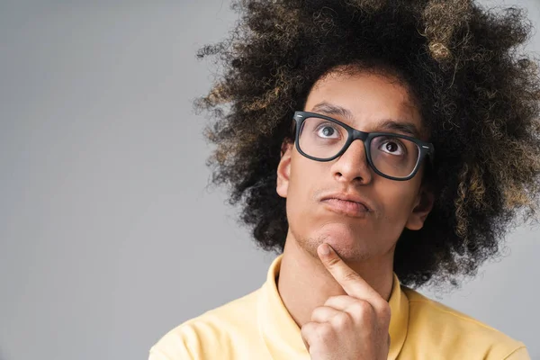 Foto van gerichte blanke man met Afro kapsel dragen van brillen — Stockfoto