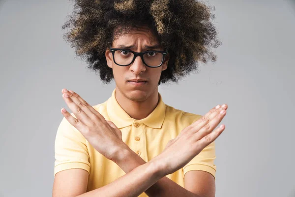 Foto av missnöjd kaukasiska man med afro frisyr hålla ar — Stockfoto