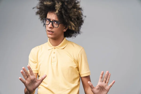 Foto de hombre caucásico desconcertado con afro peinado gesto sto — Foto de Stock