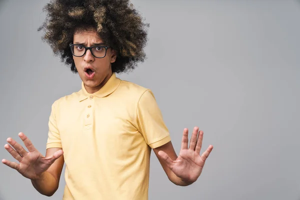 Foto van bekrompen Kaukasische man met Afro kapsel tonen stop — Stockfoto