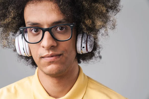 Fotka hezkého kavkazského muže s afro účesu a dívá se na c — Stock fotografie