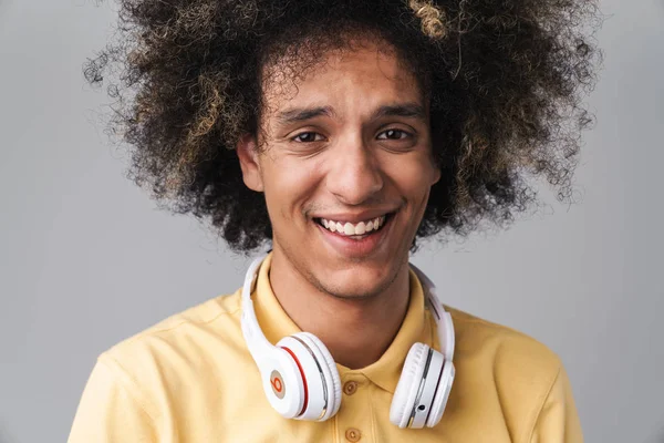 Foto van vrolijke blanke man met Afro kapsel dragen van headph — Stockfoto