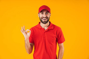 Kırmızı t-shirt ve şapka gülümseyen mutlu teslimatçı portresi bir