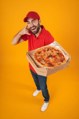 Kırmızı üniforma smilin traşsız teslimat adam tam uzunlukta görüntü