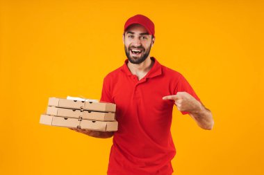 Kırmızı üniforma gülümseyen çekici teslimat adam Portresi ve h