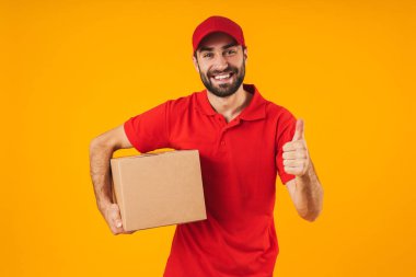 Başparmak gösteren kırmızı üniformalı çekici teslimat adam Portresi