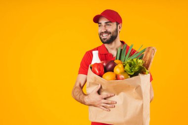 Kırmızı üniformalı çekici teslimatçının portresi gülümserken