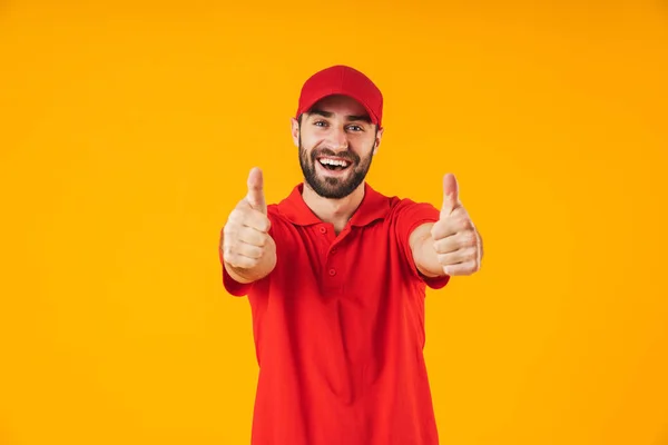 Портрет брюнетки доставки чоловіка в червоній футболці і кепці посміхається — стокове фото