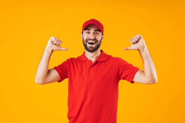 Portrait de jeune livreur en t-shirt rouge et bonnet souriant un — Photo