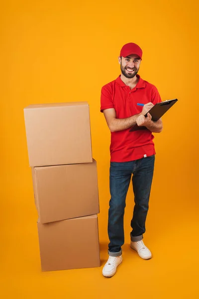 Retrato de morena entrega homem no vermelho uniforme segurando clipboa — Fotografia de Stock