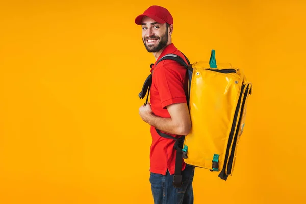 Foto de homem de entrega atraente em uniforme vermelho transportando backpac — Fotografia de Stock