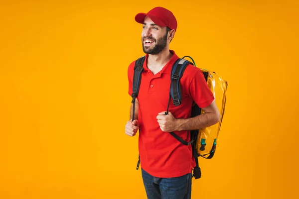 Foto av positiv leverans man i röd uniform bär ryggsäck — Stockfoto