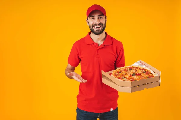 Foto eines glücklichen, fröhlichen Mannes in roter Uniform, der lächelt und Piz hält — Stockfoto