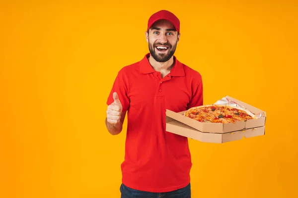 Foto des fröhlichen Zustellers in roter Uniform, der den Daumen nach oben zeigt — Stockfoto