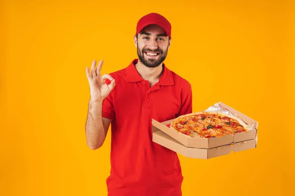 Foto des jungen Zustellers in roter Uniform mit Ok-Zeichen und H — Stockfoto