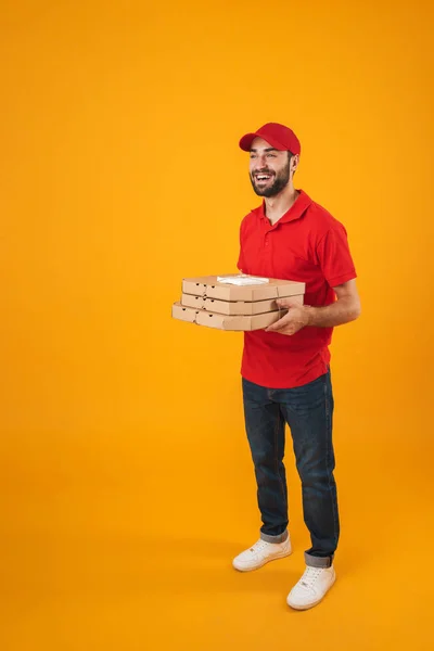 Ganztägiges Porträt eines hübschen Zustellers in roter Uniform — Stockfoto