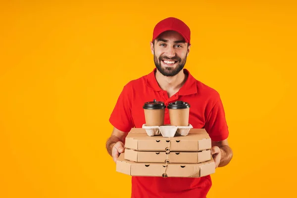 Portret van lachende levering man in rood uniform houden pizza Bo — Stockfoto