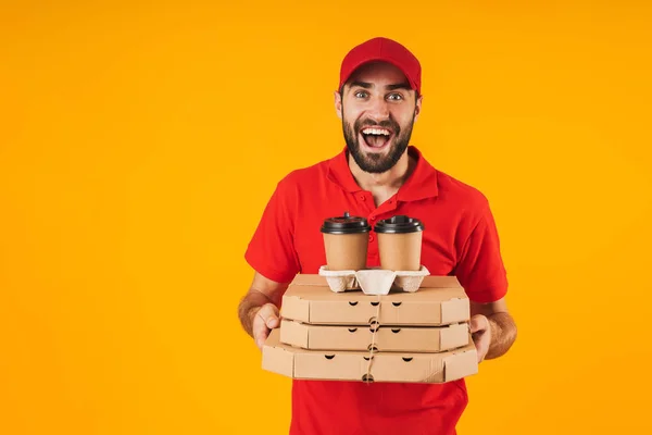 Retrato de homem de entrega positiva em uniforme vermelho segurando pizza b — Fotografia de Stock