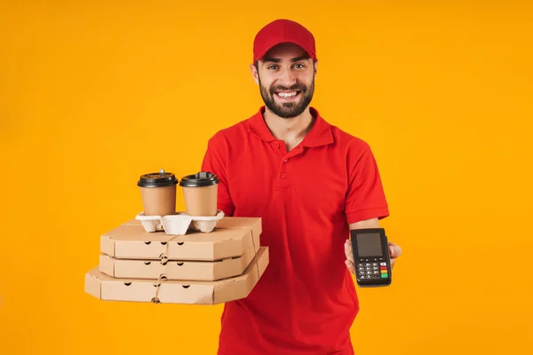 Porträt eines optimistischen Lieferanten in roter Uniform, der Pizza hält — Stockfoto