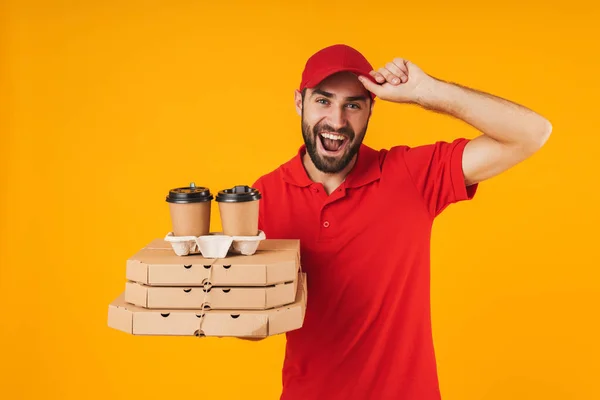 Retrato de homem de entrega animado em uniforme vermelho segurando pizza bo — Fotografia de Stock