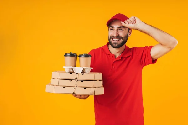 Retrato de homem de entrega encantado em uniforme vermelho segurando pizza — Fotografia de Stock