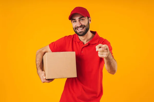 Porträt eines positiven Auslieferers in roter Uniform, der mit dem Finger zeigt — Stockfoto