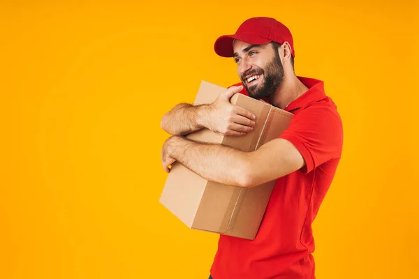 Imagem do homem de entrega positiva em vermelho uniforme sorrindo e abraço — Fotografia de Stock