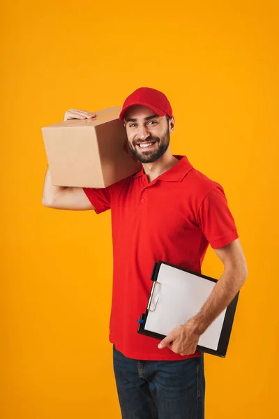 Imagem do homem de entrega otimista em clipboar uniforme vermelho — Fotografia de Stock